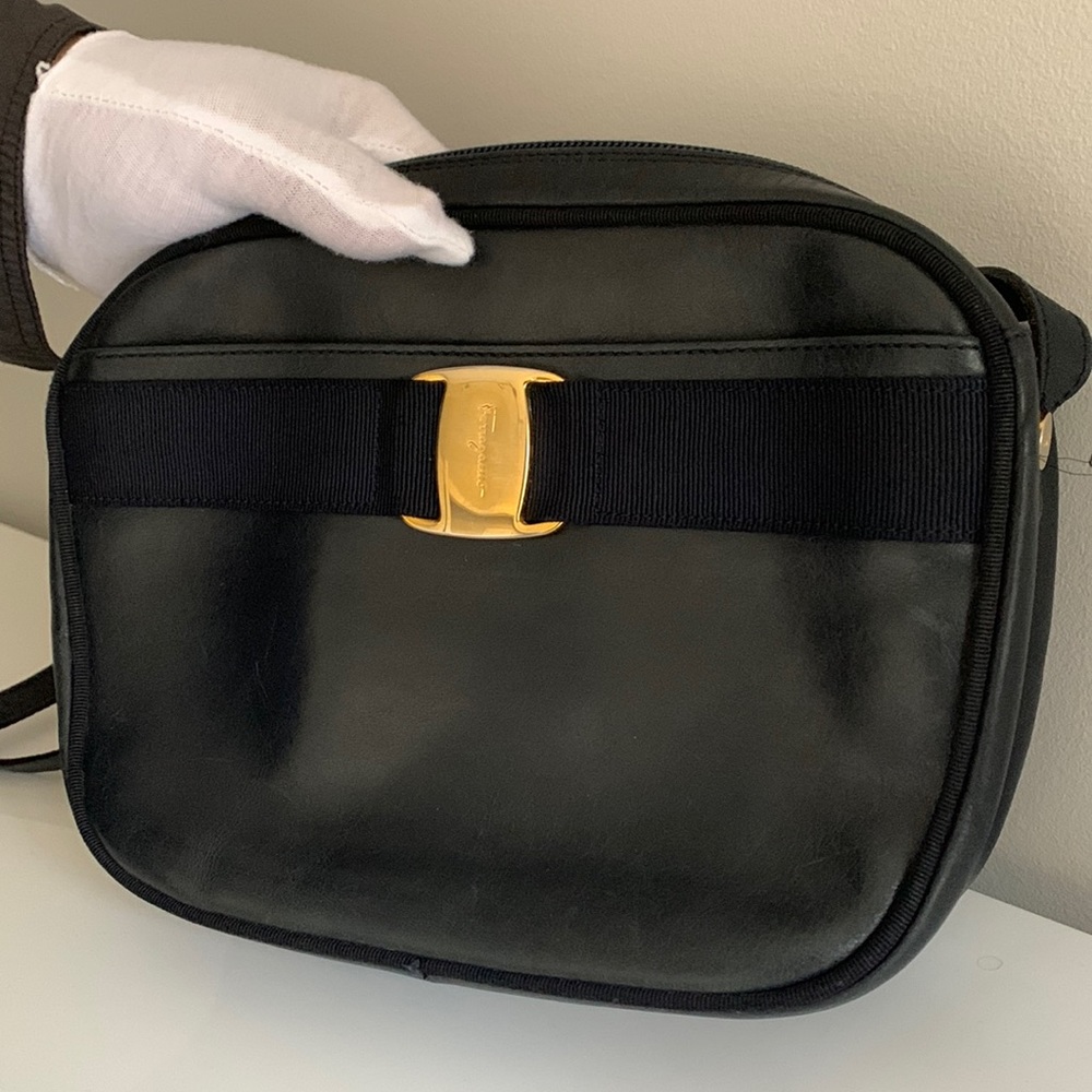 GUC Authentic Salvatore Ferragamo Vintage Navy Blue Leather Crossbody Purse